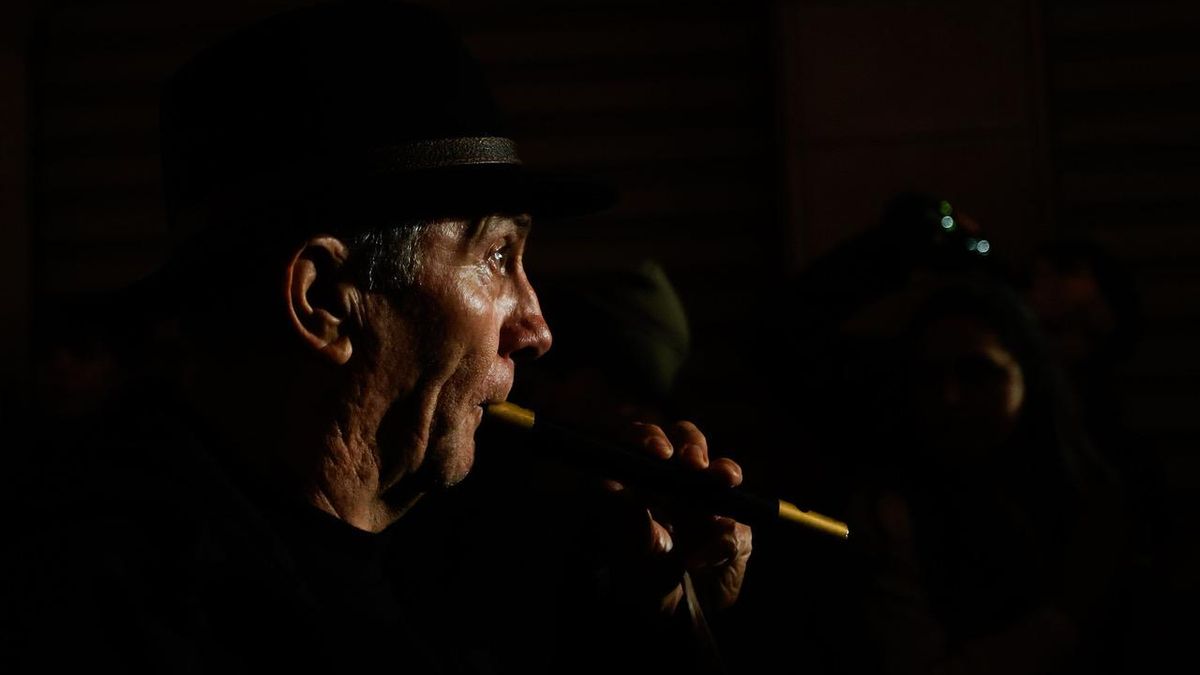 Un ‘sonador’ toca el ‘flabiol’ durante la fiesta de 'u Pi' de 2025.