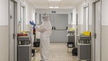Un sanitario se prepara en un hospital valenciano.