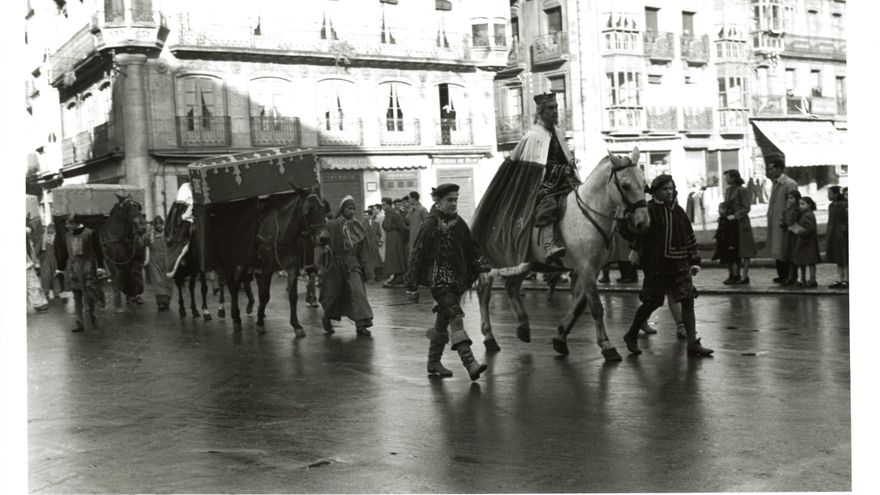 Los Reyes Magos por el centro de Vitoria en 1952