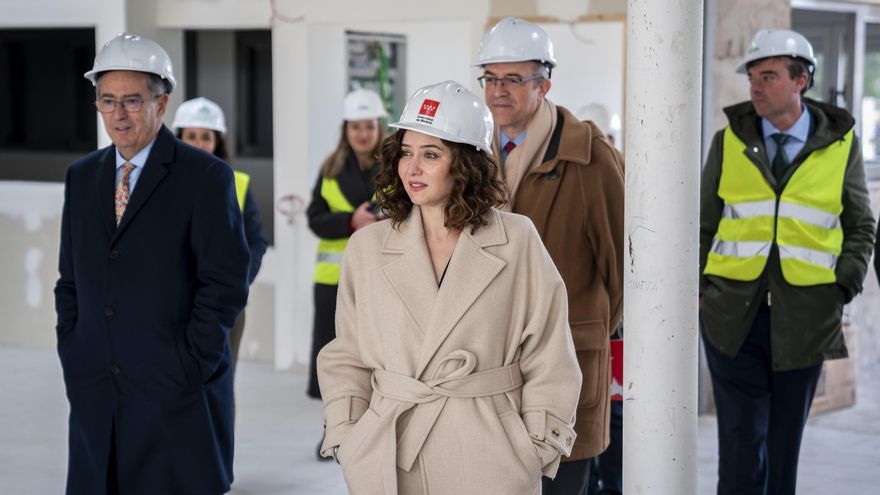 Isabel Díaz Ayuso visita a las obras del nuevo instituto de Montecarmelo junto al vicepresidente y consejero de Educación y Universidades, Enrique Ossorio.
