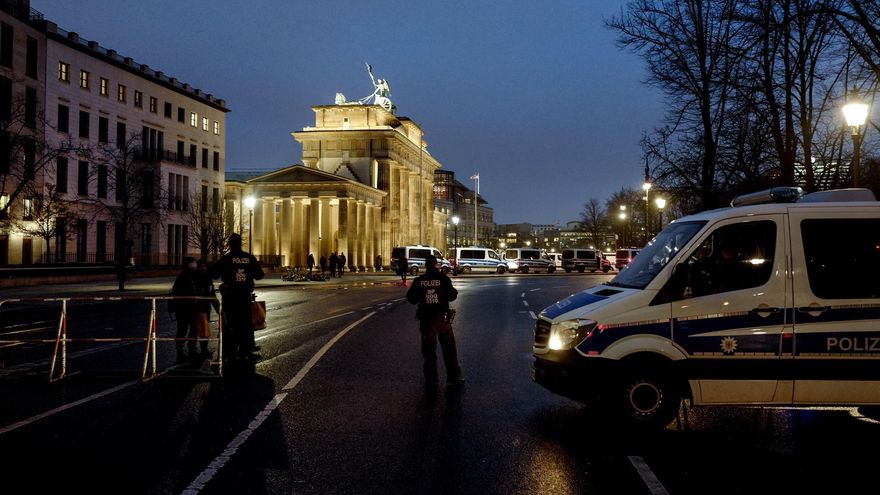 Police on guard in-front of Brandenburg Gate as German Bundestag holds a debate about COVID-19 vaccination requirement, Berlin, Germany, 26 January 2022. (Alemania)