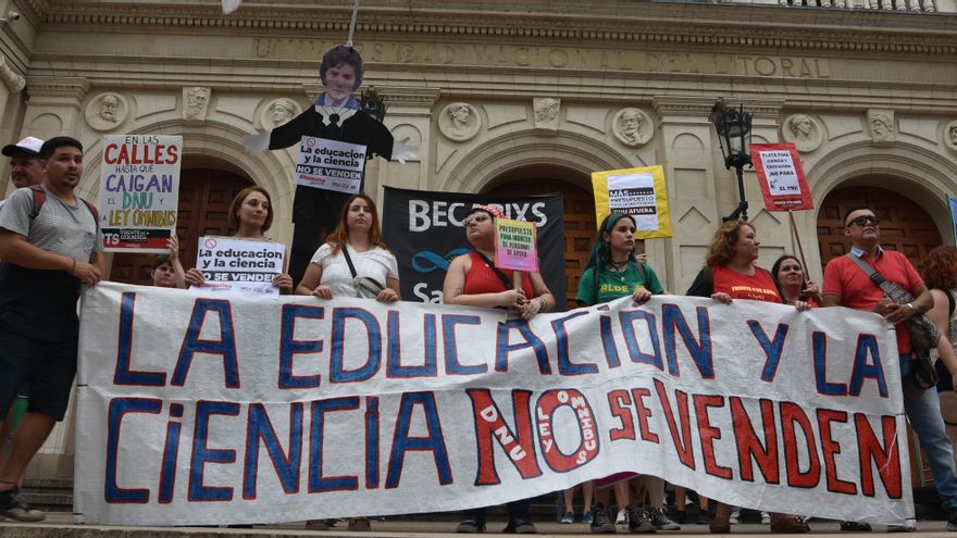 Trabajadores del Conicet, en alerta "por despidos y vaciamiento": asamblea, ruidazo y el futuro de las becas