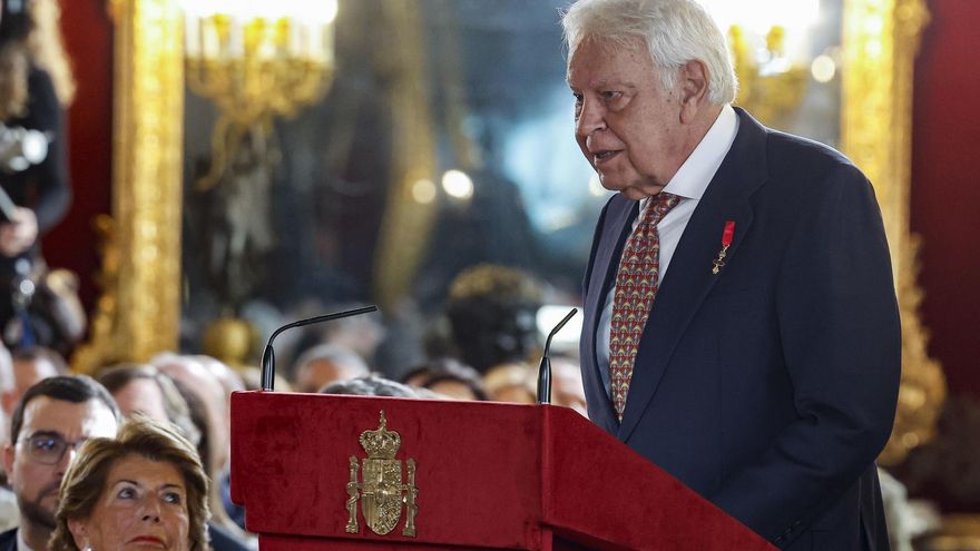 Felipe González pide a los españoles ante el rey "preservar a toda costa la paz civil"