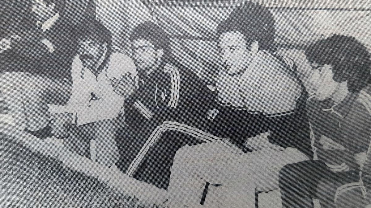 José Ramón Lamelo (segundo por la derecha) en el banquillo del Heliodoro durante un partido del CD Tenerife 80-81