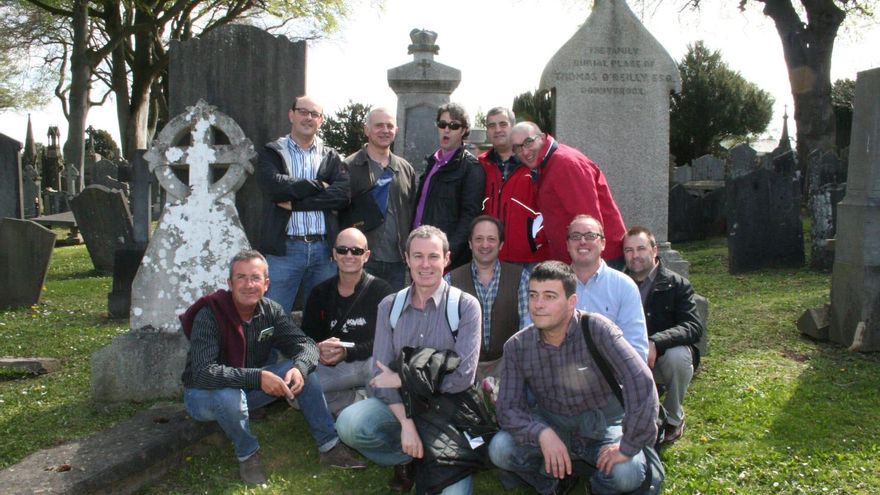 Vecinos de Xàtiva visitan la tumba del diputado Villanueva en el cementerio de Glasnevin en Dublín.