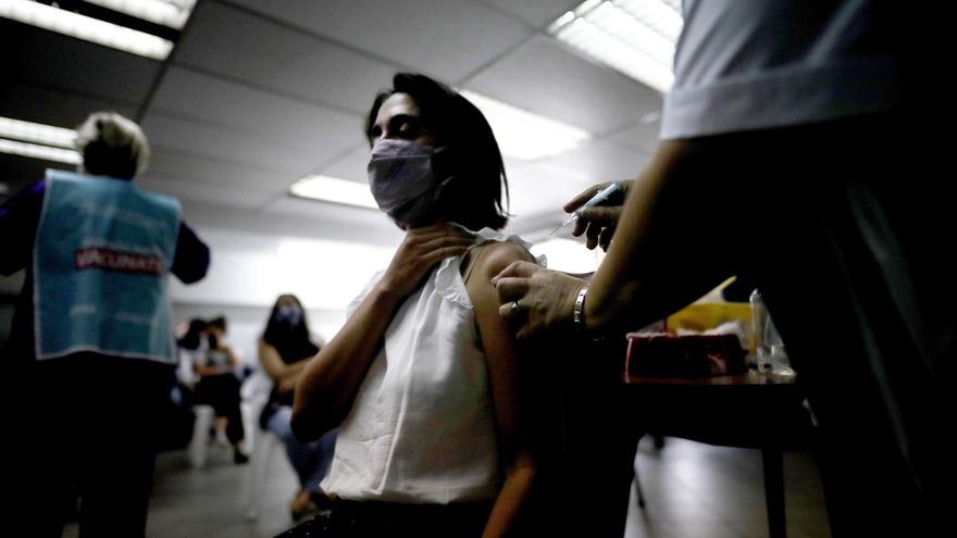 Una mujer es vacunada contra la covid-19 en una posta sanitaria en Buenos Aires (Argentina). EFE/ Juan Ignacio Roncoroni/Archivo