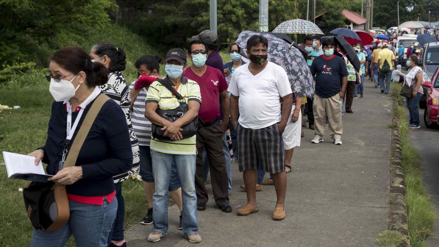 Varias personas esperan para recibir la vacuna contra la covid-10 hoy, en el hospital Manolo Morales, en Managua (Nicaragua), en una fotografía de archivo. EFE/ Jorge Torres