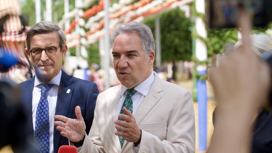 El vicesecretario de Política Autonómica y Municipal y Análisis Electoral del PP, Elías Bendodo, atiende a los medios en la contraportada de la Feria de Sevilla para tratar asuntos de la actualidad política andaluza y nacional con el telón de fondo de la