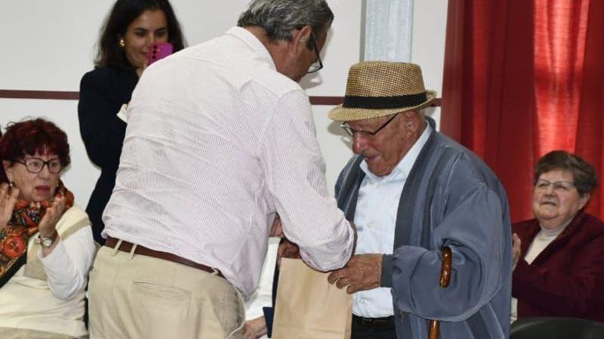 Momento de entrega de la pieza de alfarería local