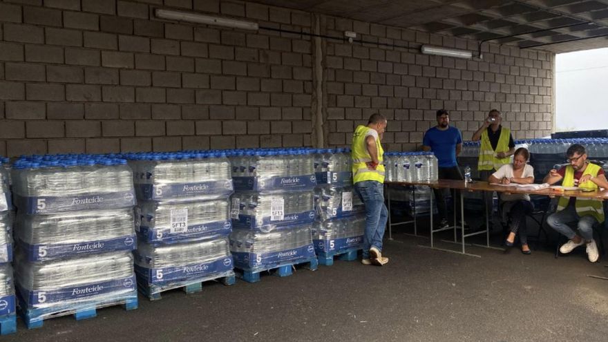 Punto de entrega de agua para los afectados por el incendio