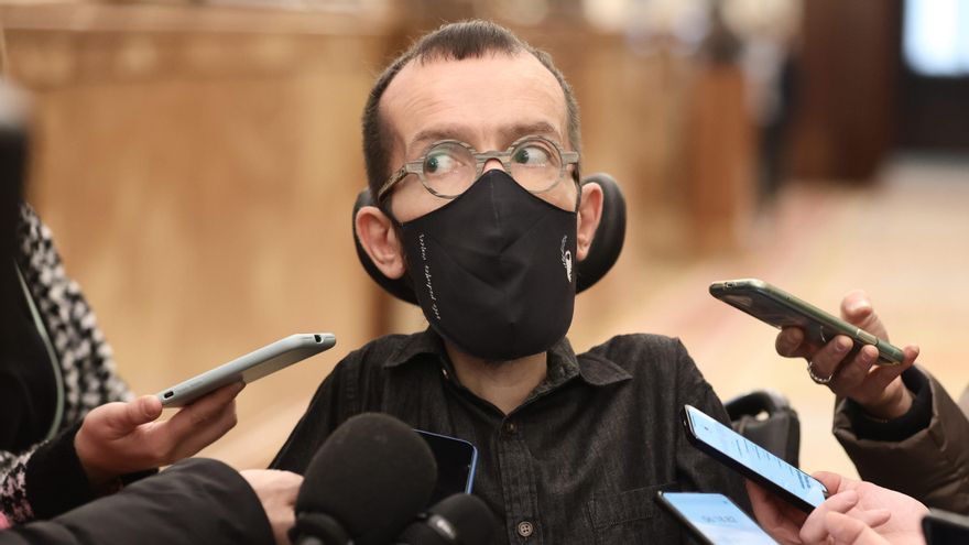 El portavoz de Unidas Podemos en el Congreso, Pablo Echenique, responde a los medios a su llegada a una sesión plenaria, en el Congreso de los Diputados, a 23 de marzo de 2022, en Madrid (España).