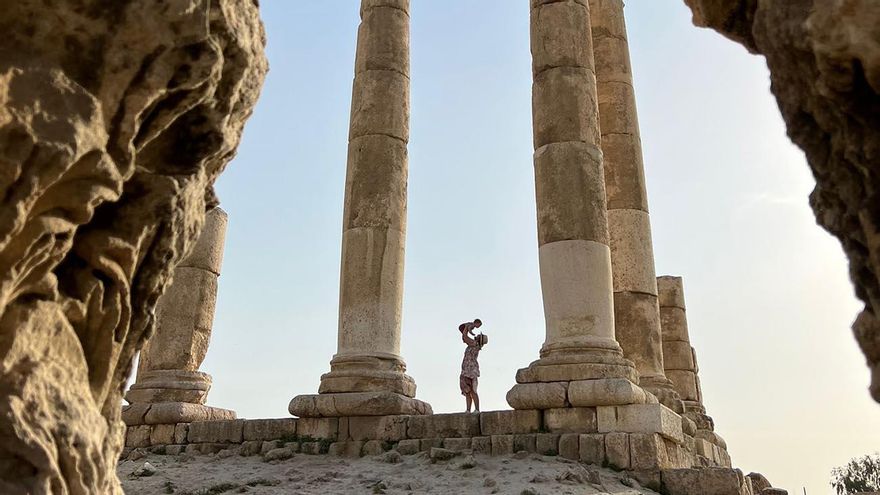 Carla Llamas y su hija Lucía en Jordania.