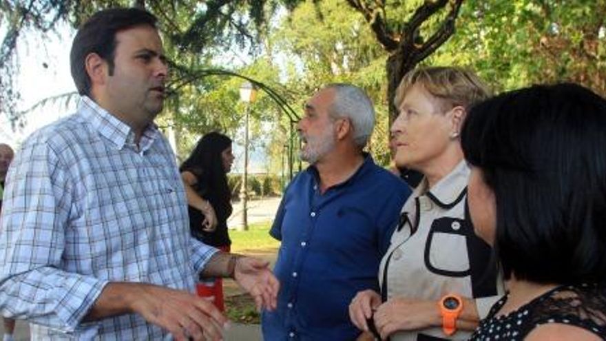 César Sánchez / ICAL El secretario provincial del PSL-PSOE, Tino Rodríguez (I), conversa con algunos de los miembros de la Ejecutiva Comarcal y de cargos públicos supramunicipales del partido durante su visita a Ponferrada (León).