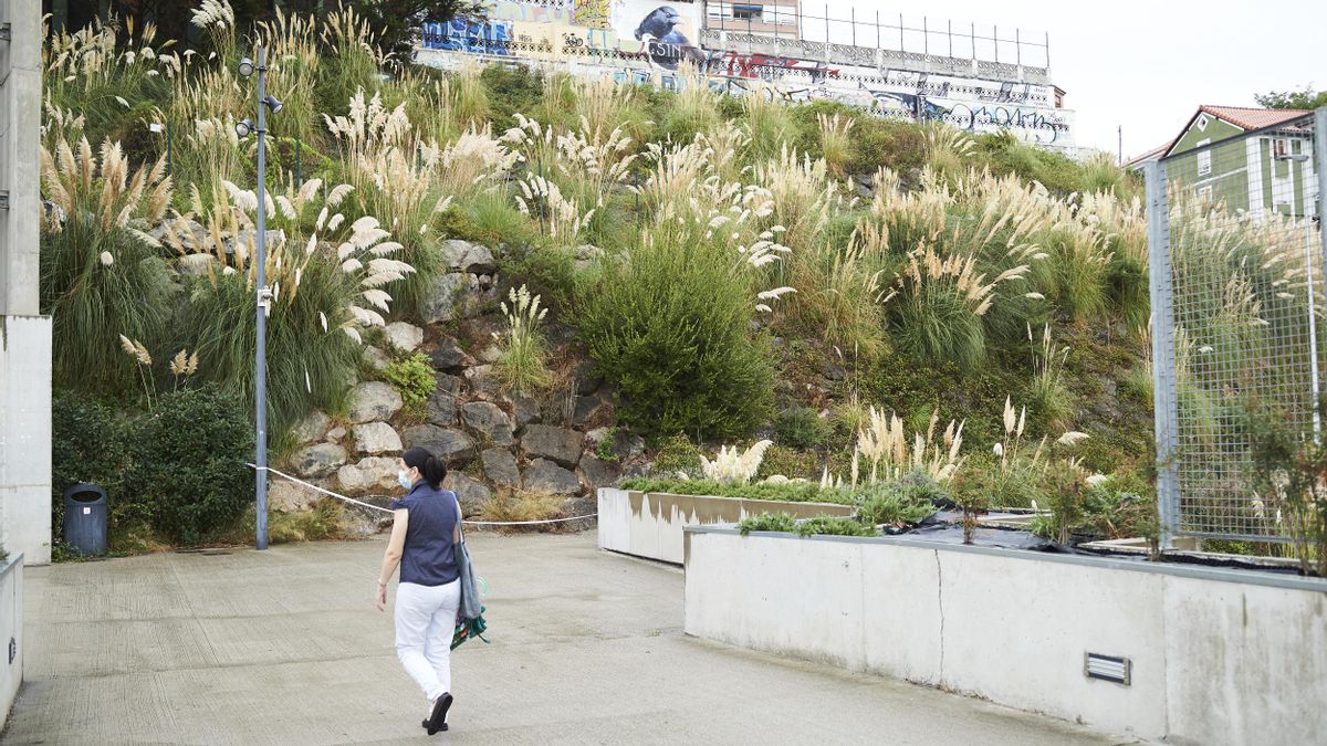 Una mujer en las inmediaciones de la calle Castilla, donde, en un descampado, la Policía Nacional encontró restos humanos en avanzado estado de descomposición, en Santander, el 18 de septiembre de 2020