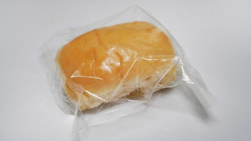 ¿Por qué se hinchan algunos envases de comida y qué debes saber cuando esto pasa?