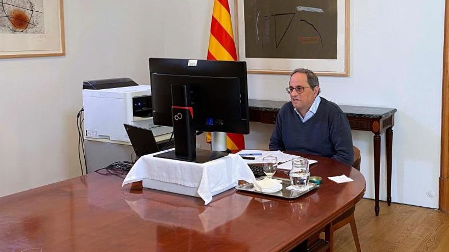 El presidente de la Generalitat, Quim Torra, durante una videoconferencia este domingo.