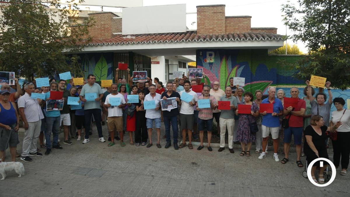 Protesta vecinal en la piscina de la Fuensanta