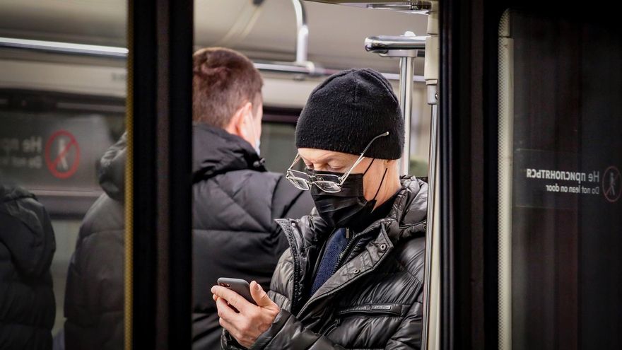 Un hombre con mascarilla en el transporte público en Moscú.