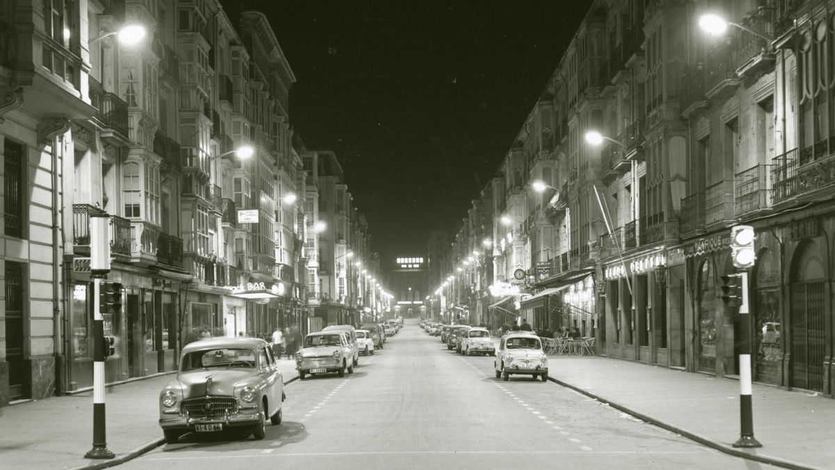 Un convento del siglo XIII, una ciudad de militares y el tren Vasco-Navarro, las fotografías de dos Vitorias desaparecidas
