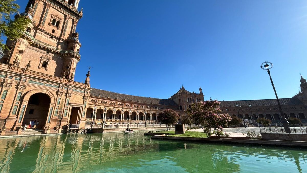 El Ayuntamiento de Sevilla elimina con antialgas el verdín en el agua de la ría de Plaza España