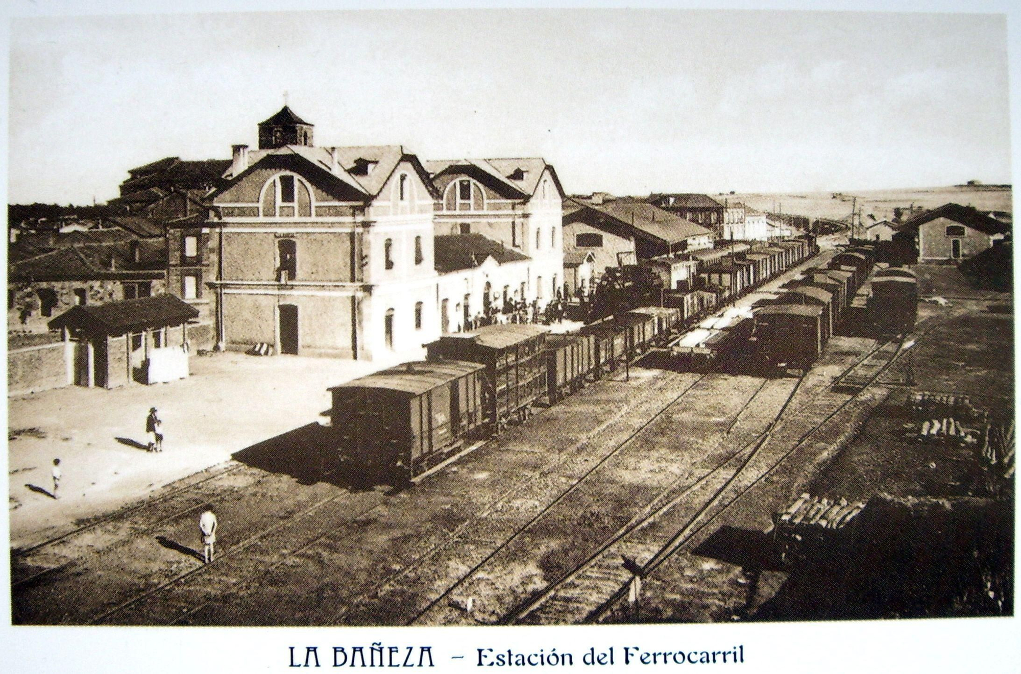 En La Bañeza volvía a hacer un alto la expedición minera, la estación en 1935.