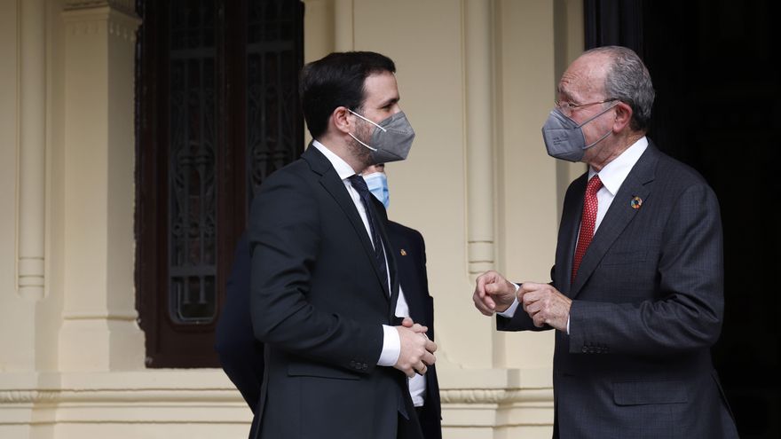 Alberto Garzón y Francisco de la Torre, en la puerta del Ayuntamiento de Málaga.