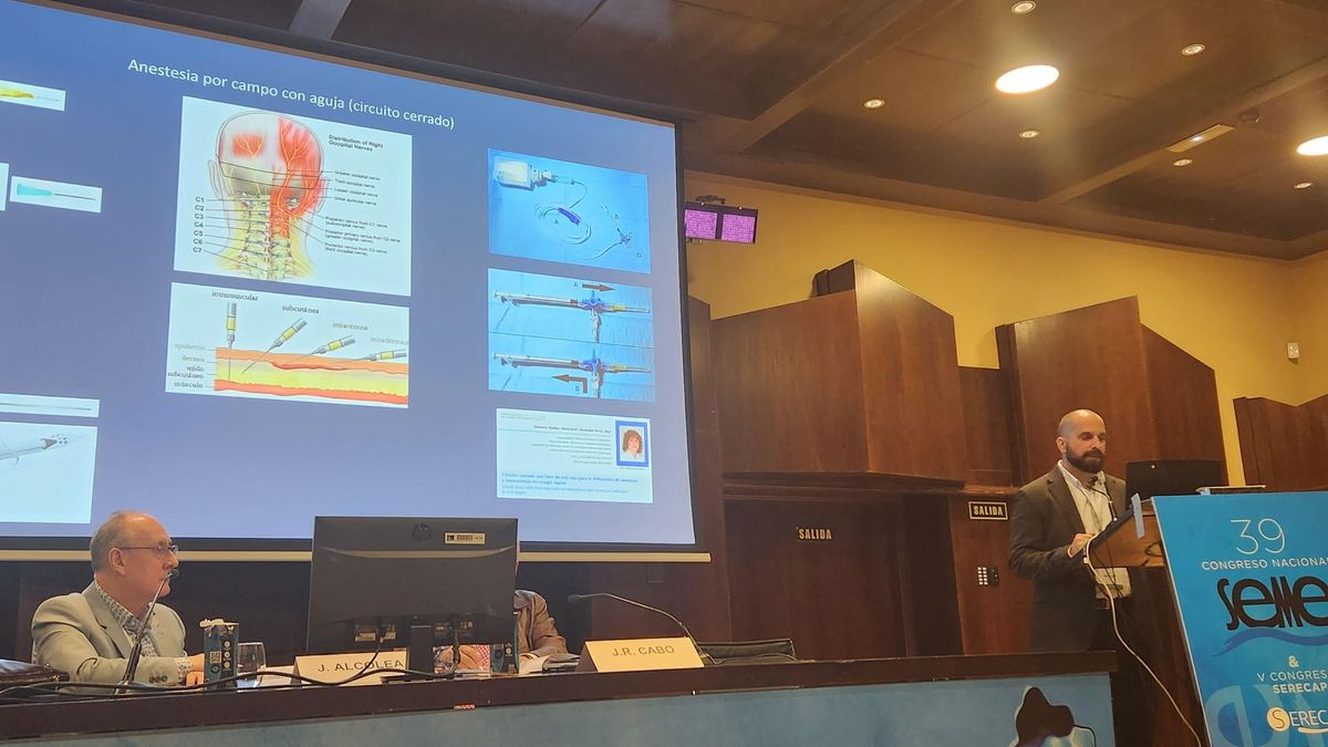 El doctor Arencibia en uno de los congresos de la SEME