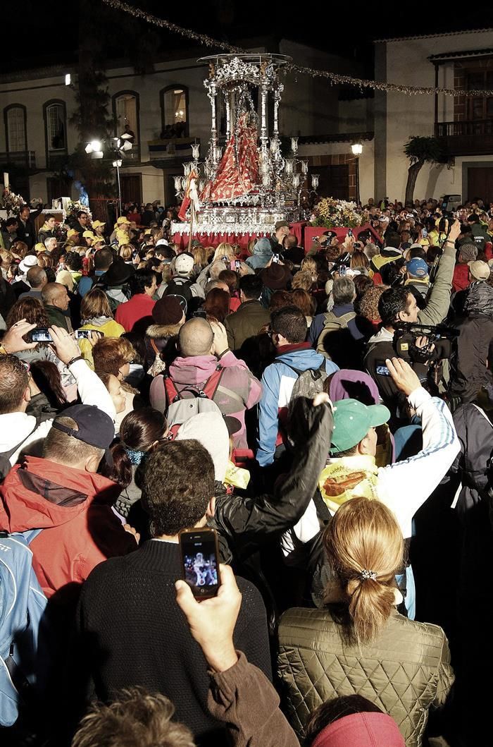 Salida de la Virgen del Pino de su Basílica en Teror para encaminarse a Las Palmas de Gran Canaria, en la 51 "bajada" que realiza, un acontecimiento religioso que no se producía desde hace 14 años y que ha reunido a miles de personas en la villa mariana para acompañar a la imagen durante el trayecto. EFE/Elvira Urquijo A.