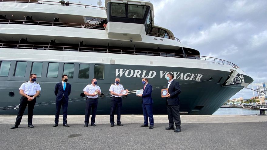 El crucero de lujo World Voyager, en el puerto de Las Palmas de Gran Canaria