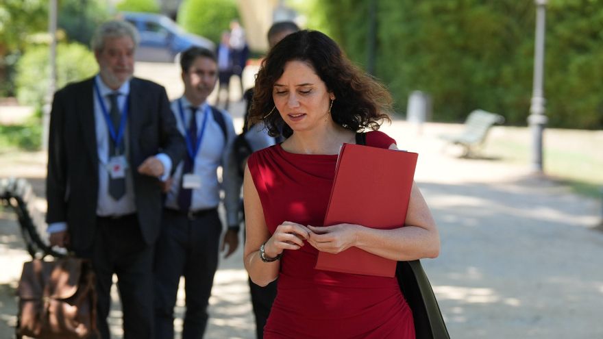 La presidenta de la Comunidad de Madrid, Isabel Díaz Ayuso, se dirige a una rueda de prensa posterior a la XXVIII Conferencia de Presidentes, en Palau de Pedralbes de Barcelona, a 6 de junio de 2025, en Barcelona, Catalunya (España). Durante la conferenci