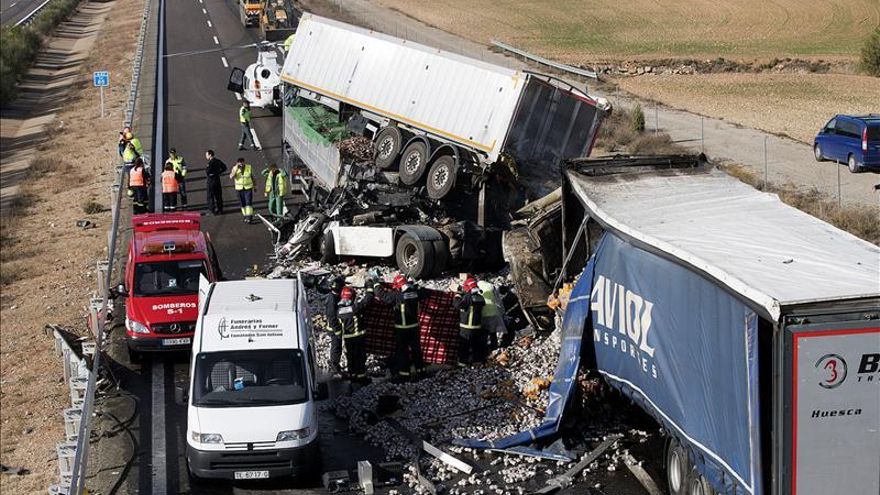 Dos muertos en un accidente múltiple entre tres camiones en la A-23 a la altura de Sarrión (Teruel)