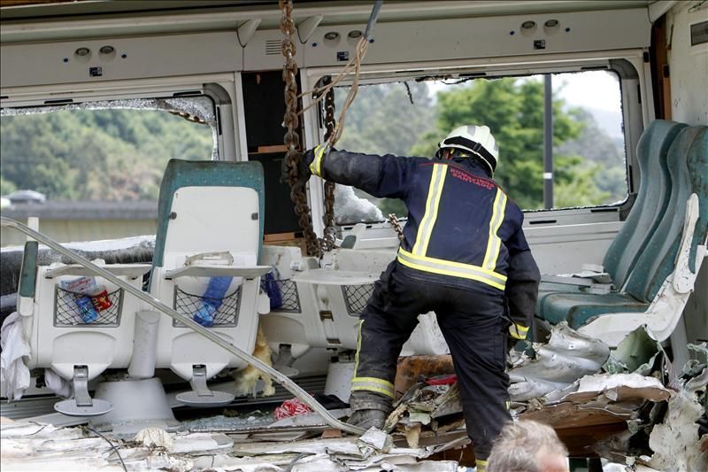 El juez abre diligencias para investigar el accidente ferroviario en Santiago