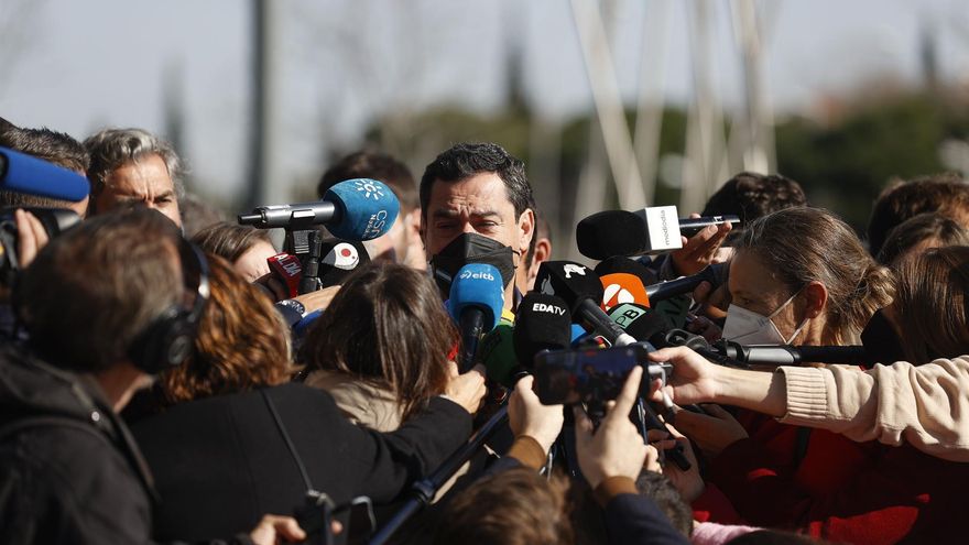 El presidente de Andalucía, Juan Manuel Moreno Bonilla (c) a su llegada a la Junta Directiva Nacional del Partido Popular este martes en Madrid.