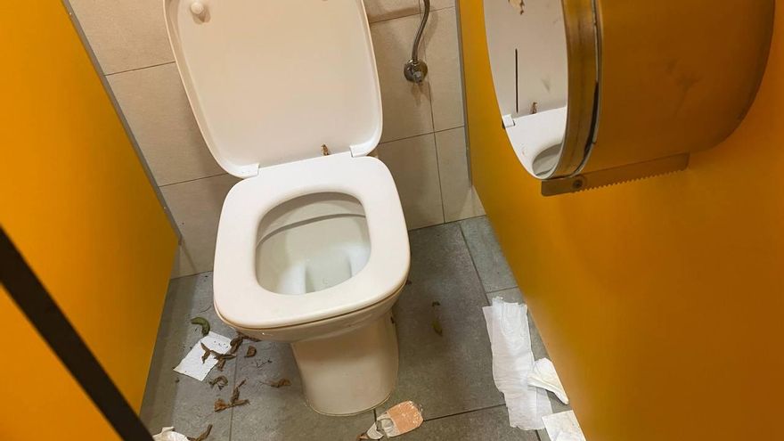 Basura en los baños del parque infantil junto al García Sanabria.