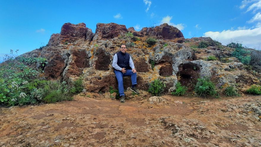 El autor del reportaje, en uno de los asientos del Tagoror de Los Gallegos, yacimiento localizado en la montaña en la que se ubica el Cenobio de Valerón.