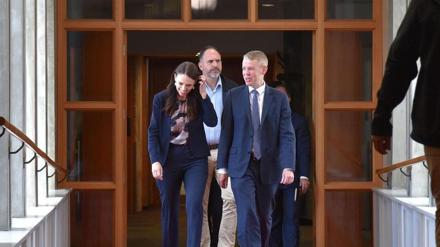 La primera ministra neozelandesa, Jacinda Ardern, y el nuevo líder laborista, Chris Hipkins, en la sede del Parlamento en Wellington el domingo.
