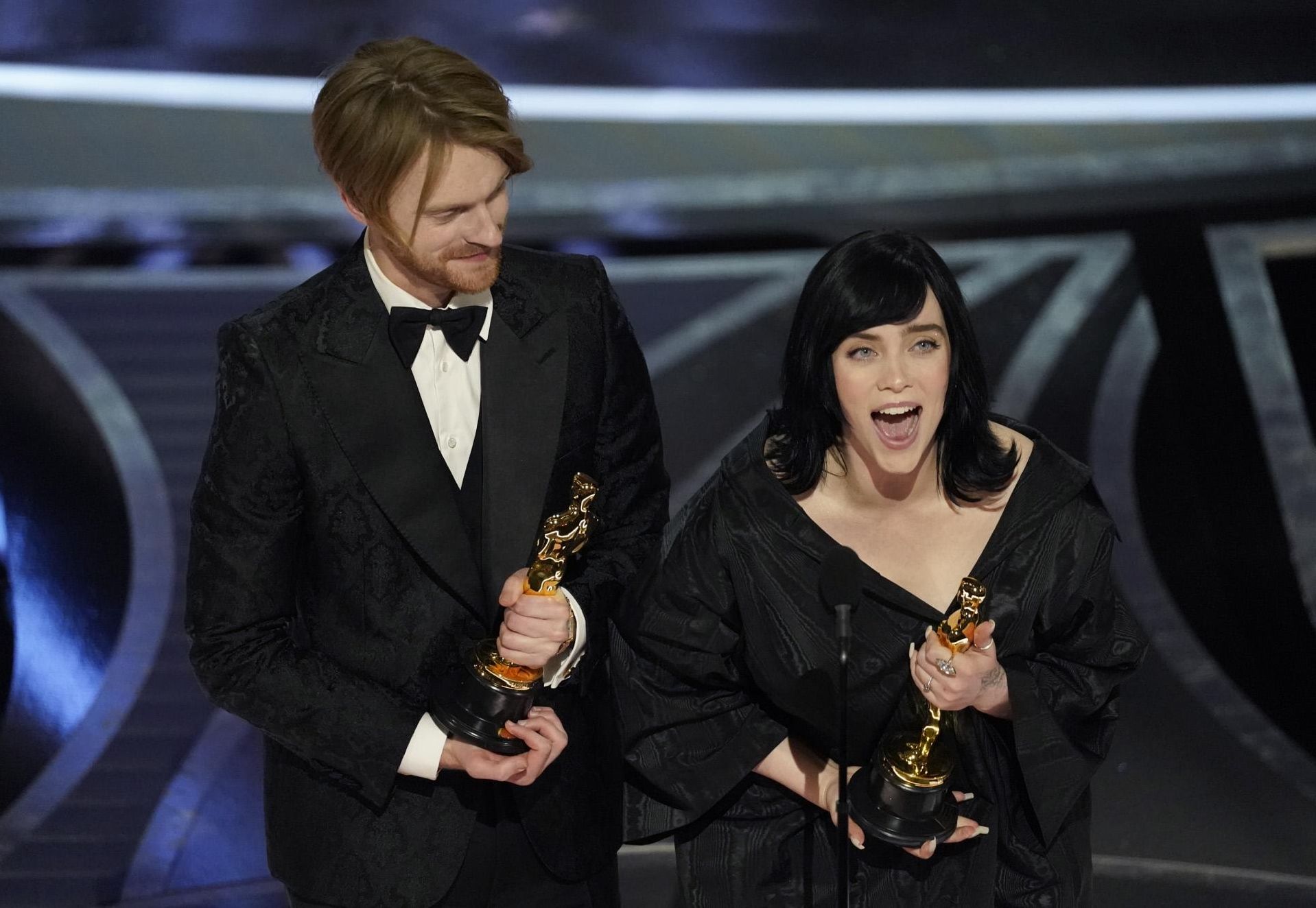 Billie Eilish se hace con el Oscar a Mejor canción por 'No time to die', después de interpretarla en directo junto a su hermano en la gala.