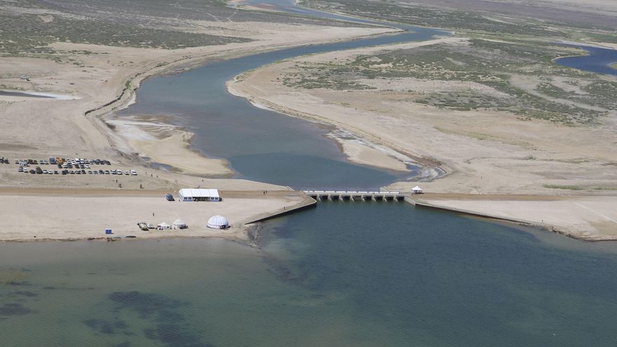 El fondo del antiguo mar de Aral se levanta al desaparecer la masa de agua