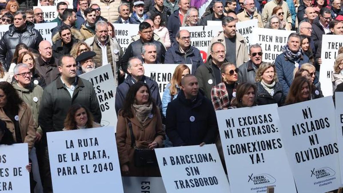 La recuperación del tren de la Ruta de la Plata, entre las demandas de una concurrida manifestación en Salamanca
