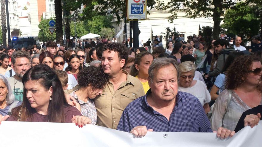 Miles de jóvenes y la familia de Sandra claman en Sevilla contra el acoso escolar: "No te olvidamos. Hay responsables"