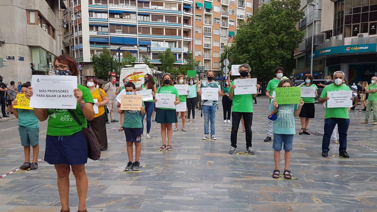 Concentración de la Plataforma por la Escuela Pública de la Región de Murcia-Marea Verde en la Avenida de la Libertad