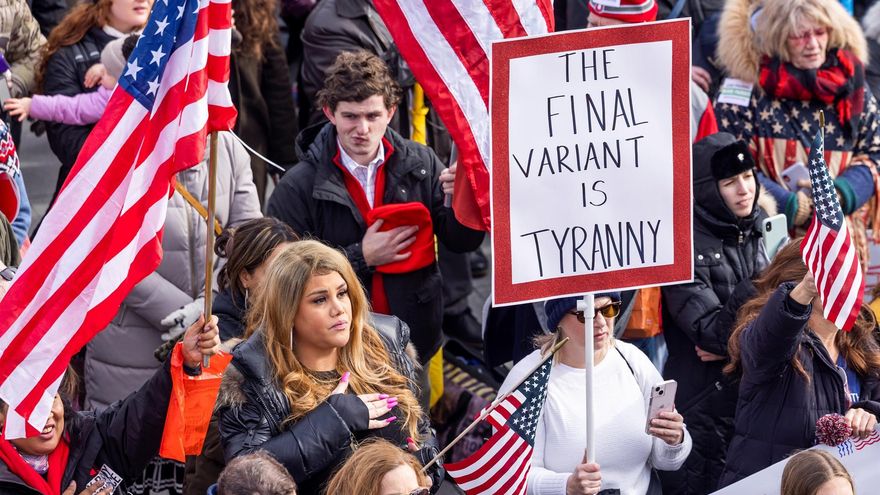Activistas antivacunas marchan en el National Mall.