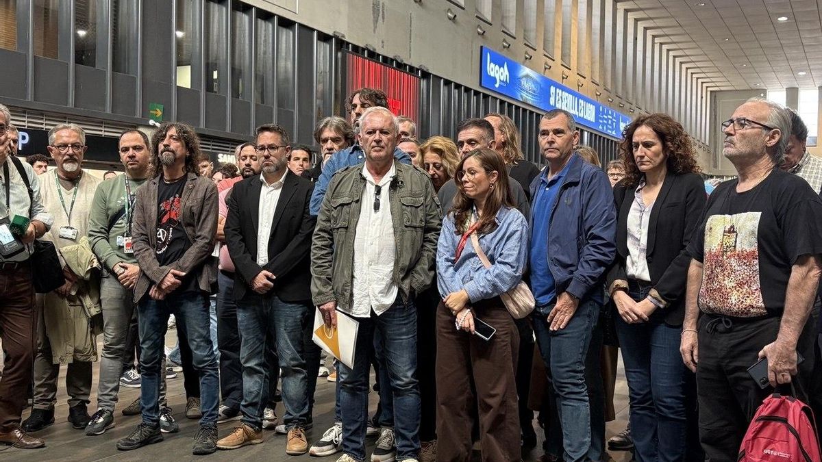 Concentración en la estación de Santa Justa en memoria de las víctimas del accidente ferroviario de Urda.