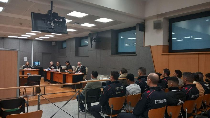 Los acusados de la paliza al joven en Amorebieta-Etxano declaran que no se conocen para evitar la pertenencia a grupo criminal