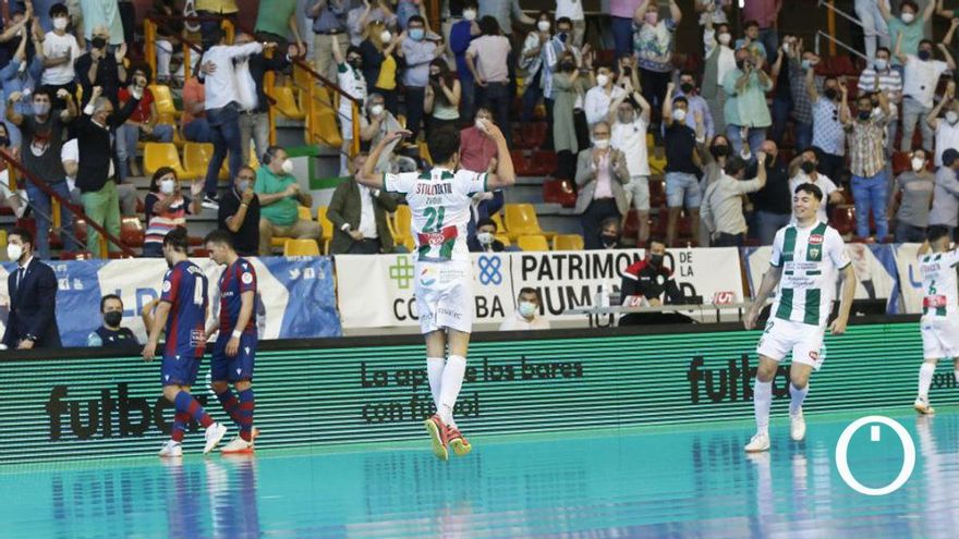 Zequi celebra el 6-3 ante el Levante