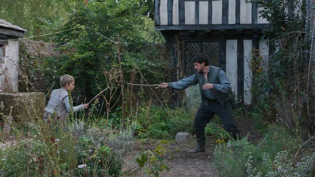 Jacobi Jupe (Hamnet) jugando con su padre (Paul Mescal)