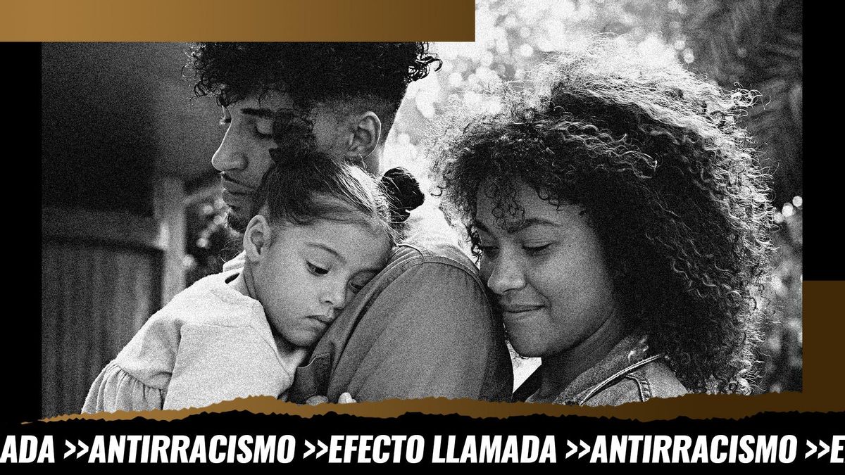 Foto de archivo de una pareja racializada con su hija menor