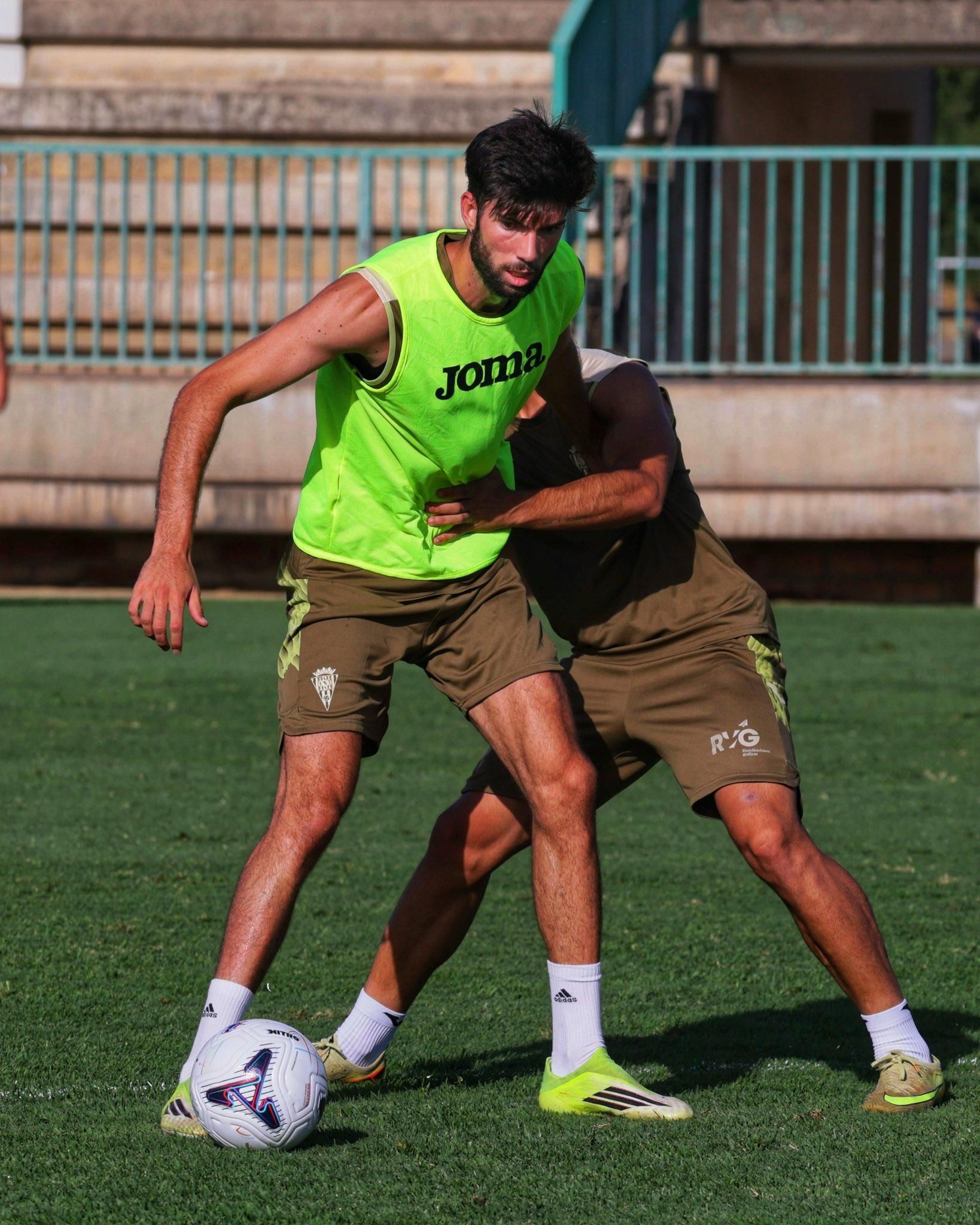 Theo Zidane protege el balón