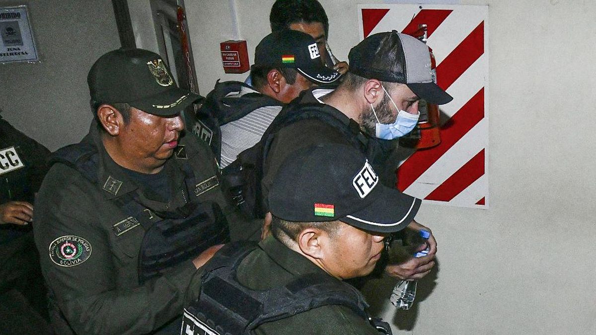Agentes de policía de Bolivia trasladan a Cerimedo del palacio de justicia a la prisión.
