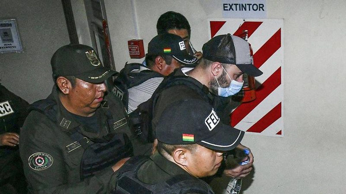 Agentes de policía de Bolivia trasladan a Cerimedo del palacio de justicia a la prisión.